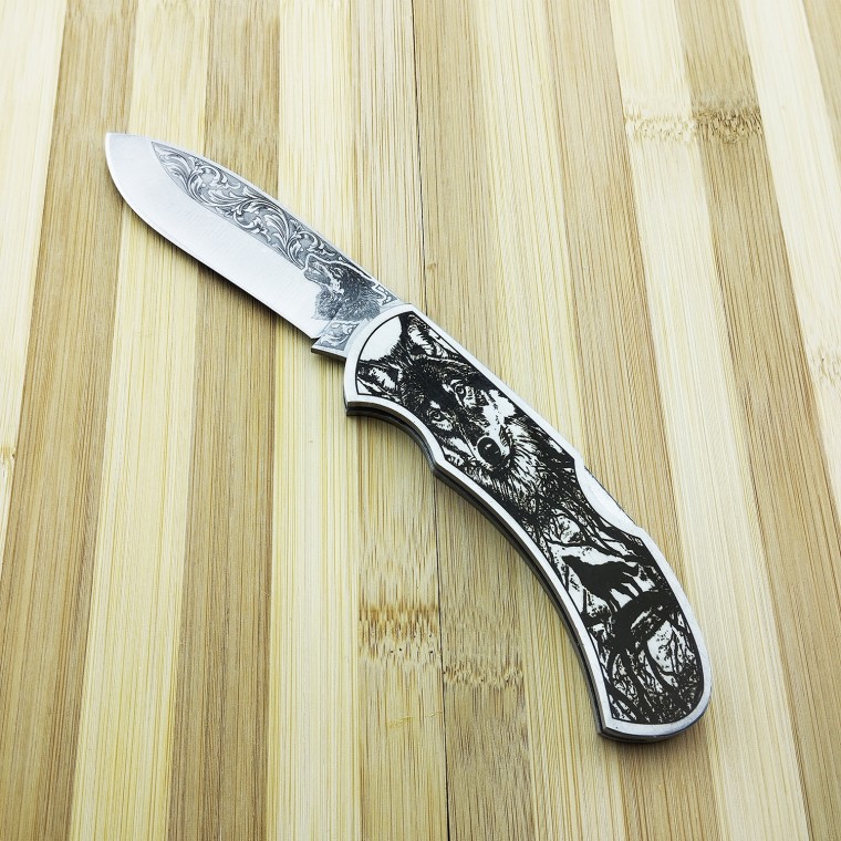 N690 Kurt Gravür Desenli (Göktürk) Sırttan Kilitli Çakı N690 Kurt Gravür Desenli (Göktürk) Sırttan Kilitli Çakı